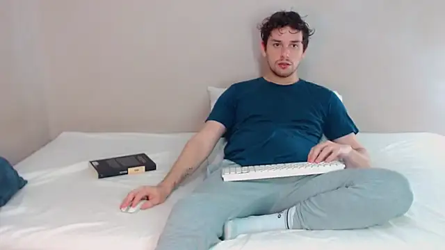 Snapshot of Elio555 chatting on 02.16.25 Elio555 online show from 02.16.25