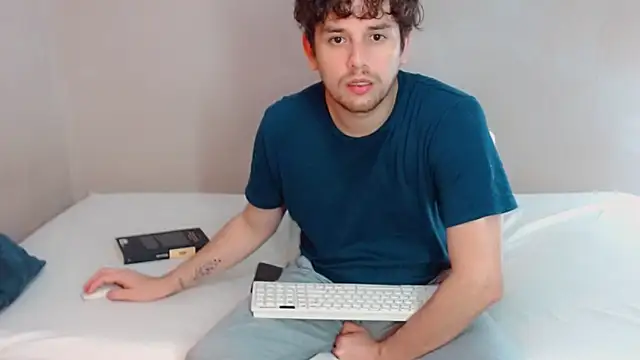 Snapshot of Elio555 chatting on 02.16.25 Elio555 online show from 02.16.25