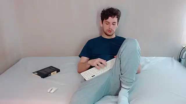 Snapshot of Elio555 chatting on 03.21.25 Elio555 online show from 03.21.25