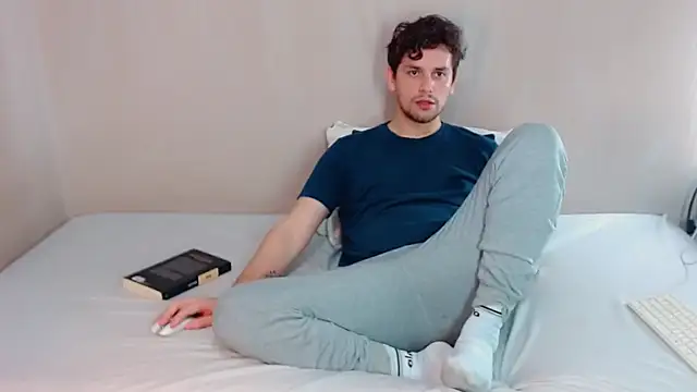 Snapshot of Elio555 chatting on 03.21.25 Elio555 online show from 03.21.25