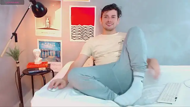 Snapshot of Elio555 chatting on 10.13.25 Elio555 online show from 10.13.25