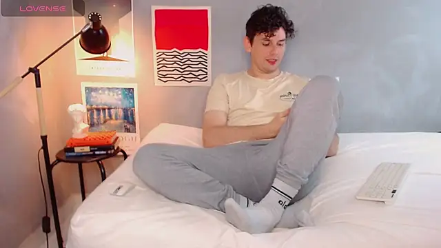 Snapshot of Elio555 chatting on 10.31.25 Elio555 online show from 10.31.25