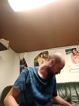 Snapshot of Rejtelmesest chatting on 10.23.25 Rejtelmesest online show from 10.23.25