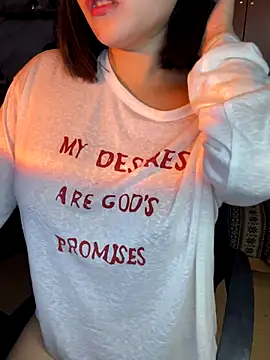 Snapshot of Mizuki_chan chatting on 10.10.25 Mizuki chan online show from 10.10.25