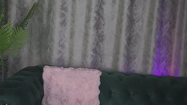 Snapshot of FoxieJullia chatting on 03.10.25 FoxieJullia online show from 03.10.25