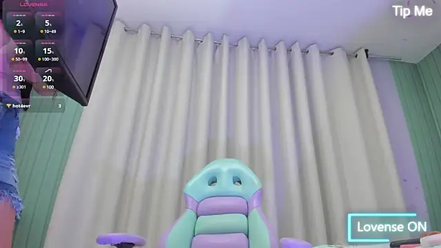 Snapshot of Emelyross_ chatting on 02.18.25 Emelyross  online show from 02.18.25