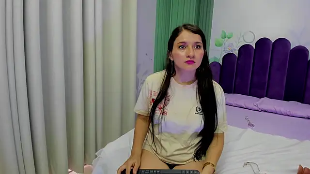 Snapshot of Emelyross_ chatting on 02.22.25 Emelyross  online show from 02.22.25