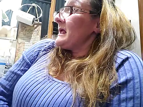 ILUV2TUCHMYKITTY online show from 03.19.25