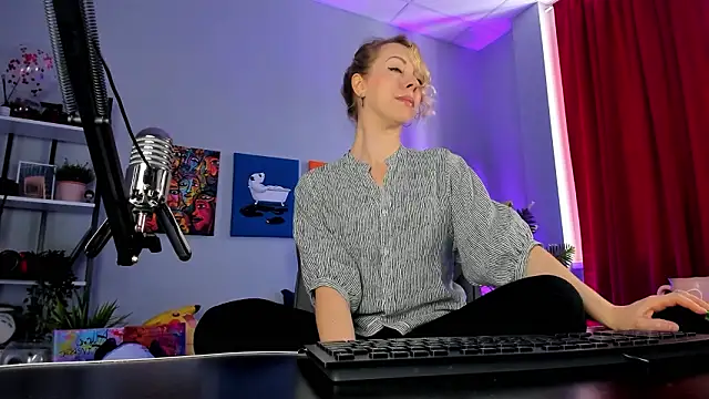 LylithSkye online show from 02.25.26