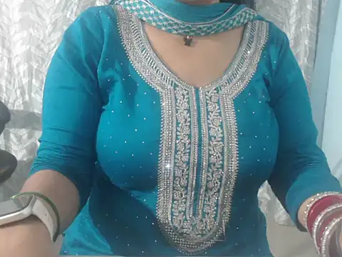 Snapshot of cute-priy chatting on 01.23.25 cute-priy online show from 01.23.25