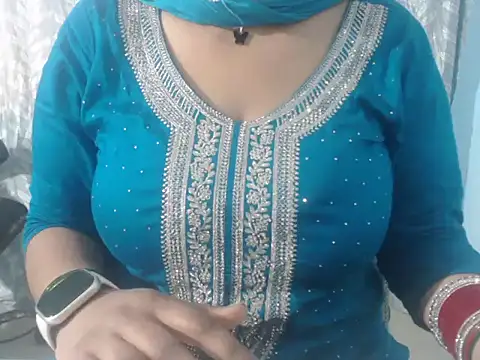 Snapshot of cute-priy chatting on 01.23.25 cute-priy online show from 01.23.25