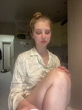 Snapshot of MollyDolle chatting on 06.19.26 MollyDolle online show from 06.19.26