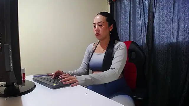 Snapshot of mistress_aryya chatting on 12.12.24 mistress aryya online show from 12.12.24