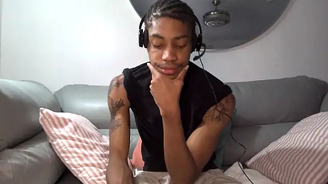 Snapshot of Skinnyblackman chatting on 10.06.25 Skinnyblackman online show from 10.06.25