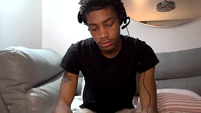 Snapshot of Skinnyblackman chatting on 10.10.25 Skinnyblackman online show from 10.10.25