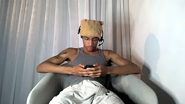 Snapshot of Skinnyblackman chatting on 10.28.25 Skinnyblackman online show from 10.28.25