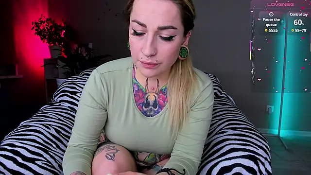 Snapshot of Tanya_Acid chatting on 02.18.25 Tanya Acid online show from 02.18.25