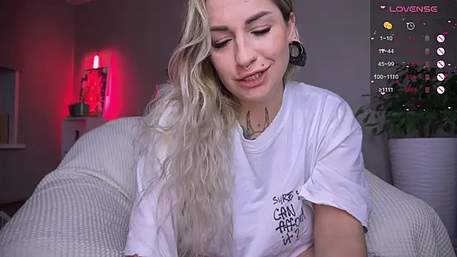 Snapshot of Tanya_Acid chatting on 10.06.25 Tanya Acid online show from 10.06.25