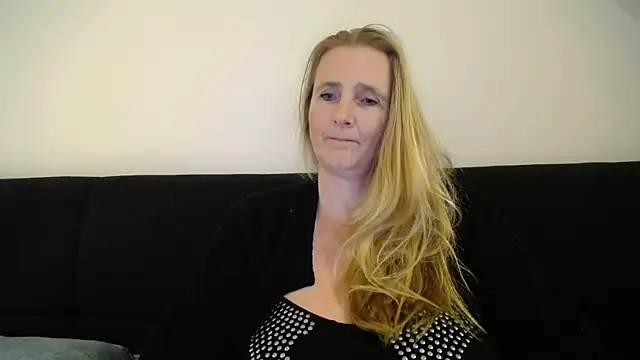 Snapshot of XXNikkie chatting on 12.21.24 XXNikkie online show from 12.21.24