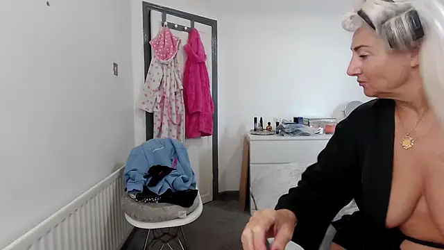 TanyaTaylor45 online show from 10.18.25