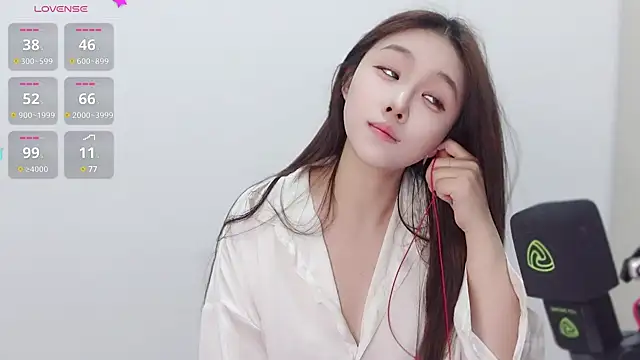 Snapshot of Hazel-11 chatting on 01.06.25 Hazel-11 online show from 01.06.25