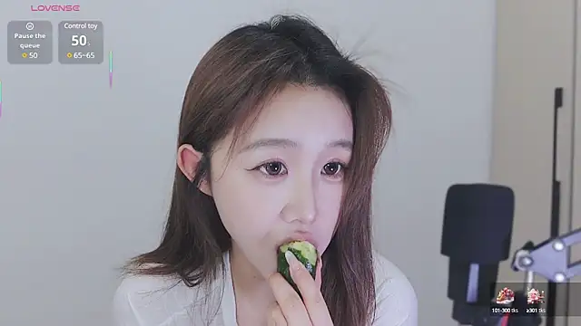 Snapshot of Hazel-11 chatting on 02.19.25 Hazel-11 online show from 02.19.25