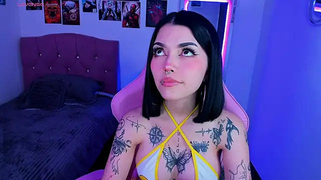 Snapshot of adri_tom44 chatting on 02.17.25 adri tom44 online show from 02.17.25