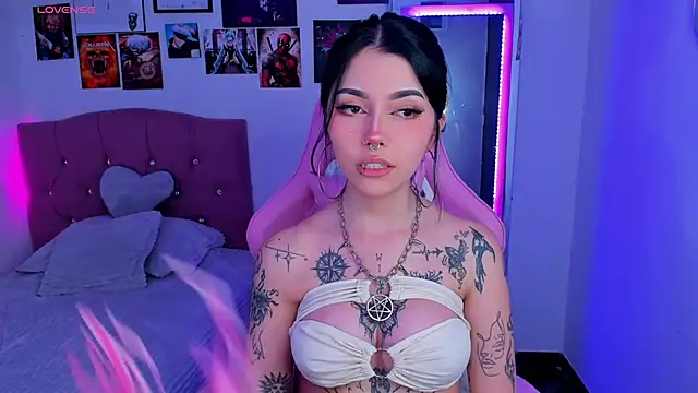 Snapshot of adri_tom44 chatting on 02.21.25 adri tom44 online show from 02.21.25