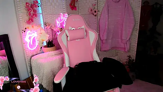 Snapshot of EllieKarrX chatting on 12.08.24 EllieKarrX online show from 12.08.24