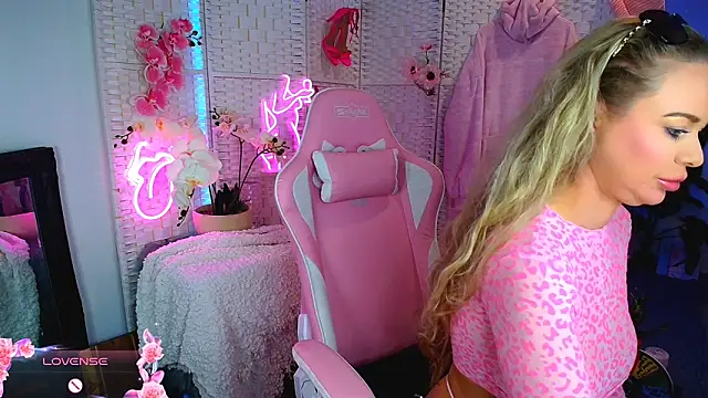 Snapshot of EllieKarrX chatting on 01.13.25 EllieKarrX online show from 01.13.25