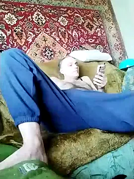 Snapshot of Pineapple04 chatting on 01.04.25 Pineapple04 online show from 01.04.25