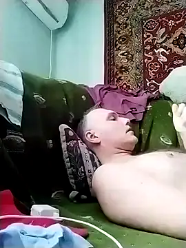 Snapshot of Pineapple04 chatting on 02.15.25 Pineapple04 online show from 02.15.25