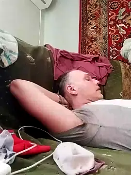 Snapshot of Pineapple04 chatting on 02.18.25 Pineapple04 online show from 02.18.25