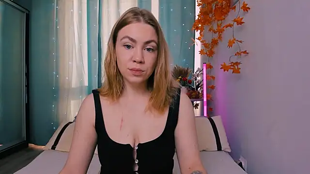 Snapshot of InsatiableFoxX chatting on 09.29.25 InsatiableFoxX online show from 09.29.25