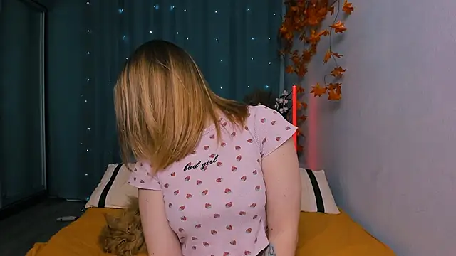 Snapshot of InsatiableFoxX chatting on 09.30.25 InsatiableFoxX online show from 09.30.25