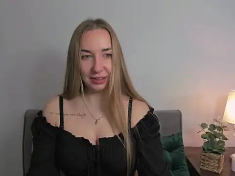 Snapshot of AriaDesire chatting on 01.25.25 AriaDesire online show from 01.25.25