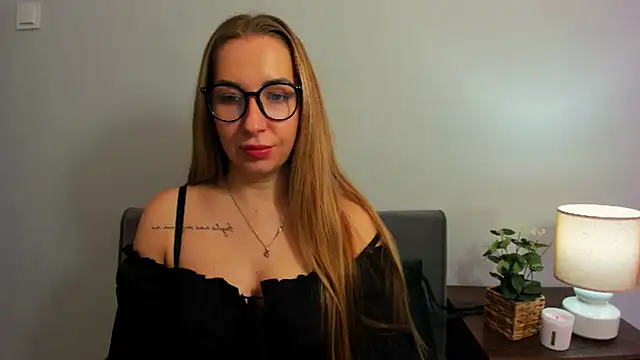 Snapshot of AriaDesire chatting on 03.16.25 AriaDesire online show from 03.16.25