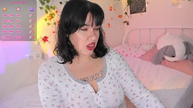 Snapshot of TinnaColada chatting on 10.20.25 TinnaColada online show from 10.20.25