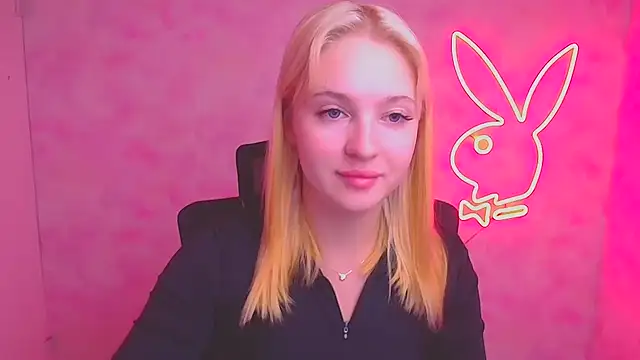 Snapshot of Milka_kiss_ chatting on 09.19.25 Milka kiss  online show from 09.19.25