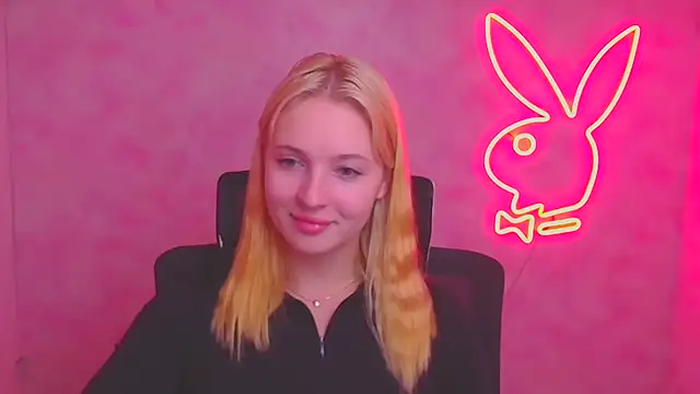 Snapshot of Milka_kiss_ chatting on 09.29.25 Milka kiss  online show from 09.29.25