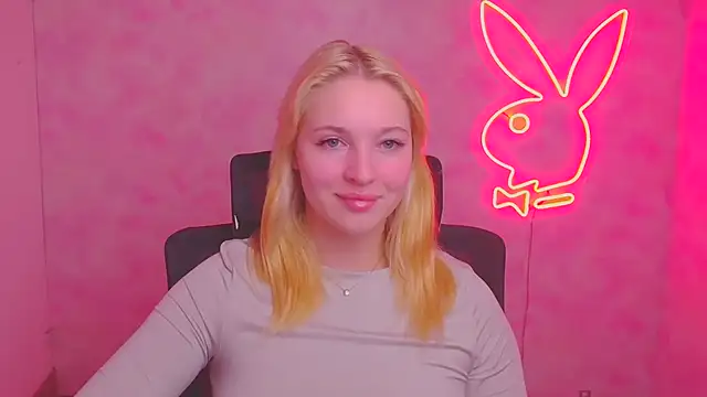 Snapshot of Milka_kiss_ chatting on 10.08.25 Milka kiss  online show from 10.08.25