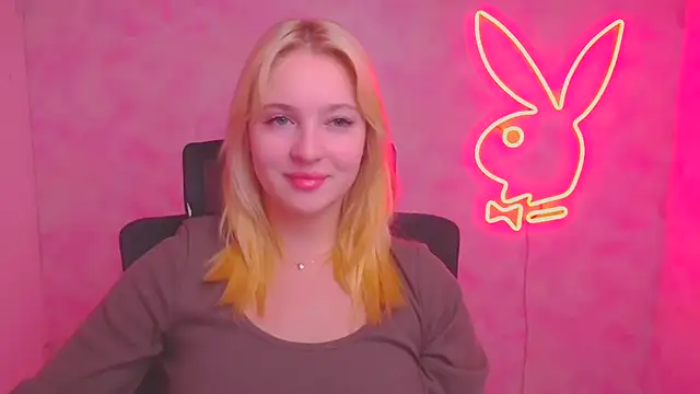 Snapshot of Milka_kiss_ chatting on 10.14.25 Milka kiss  online show from 10.14.25