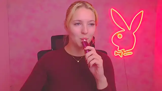 Snapshot of Milka_kiss_ chatting on 10.18.25 Milka kiss  online show from 10.18.25