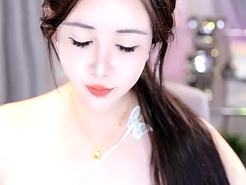 Qiaoqiao  online show from 10.18.25