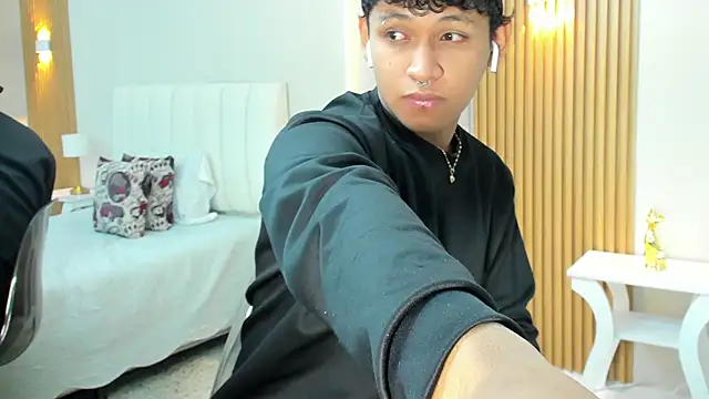 Snapshot of axel_ps chatting on 10.15.25 axel ps online show from 10.15.25