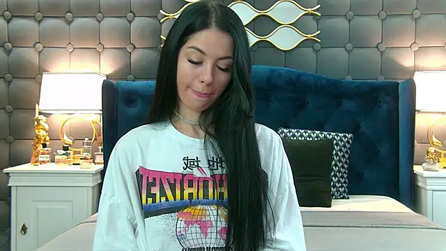 Snapshot of LeyaCass chatting on 01.05.25 LeyaCass online show from 01.05.25