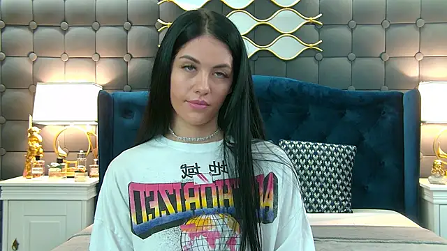 Snapshot of LeyaCass chatting on 01.05.25 LeyaCass online show from 01.05.25