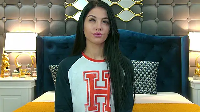 Snapshot of LeyaCass chatting on 01.10.25 LeyaCass online show from 01.10.25