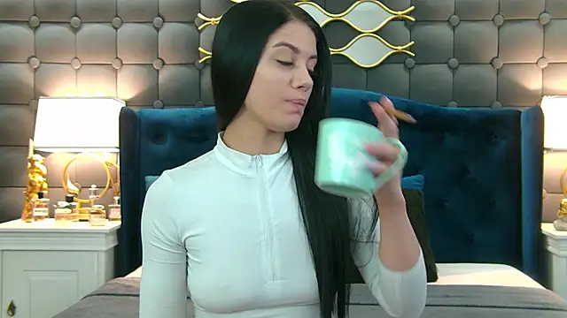 Snapshot of LeyaCass chatting on 01.16.25 LeyaCass online show from 01.16.25