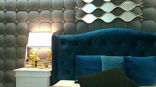 Snapshot of LeyaCass chatting on 01.24.25 LeyaCass online show from 01.24.25